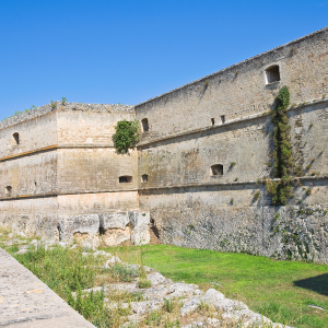 Castello di Copertino con bastioni e portale monumentale